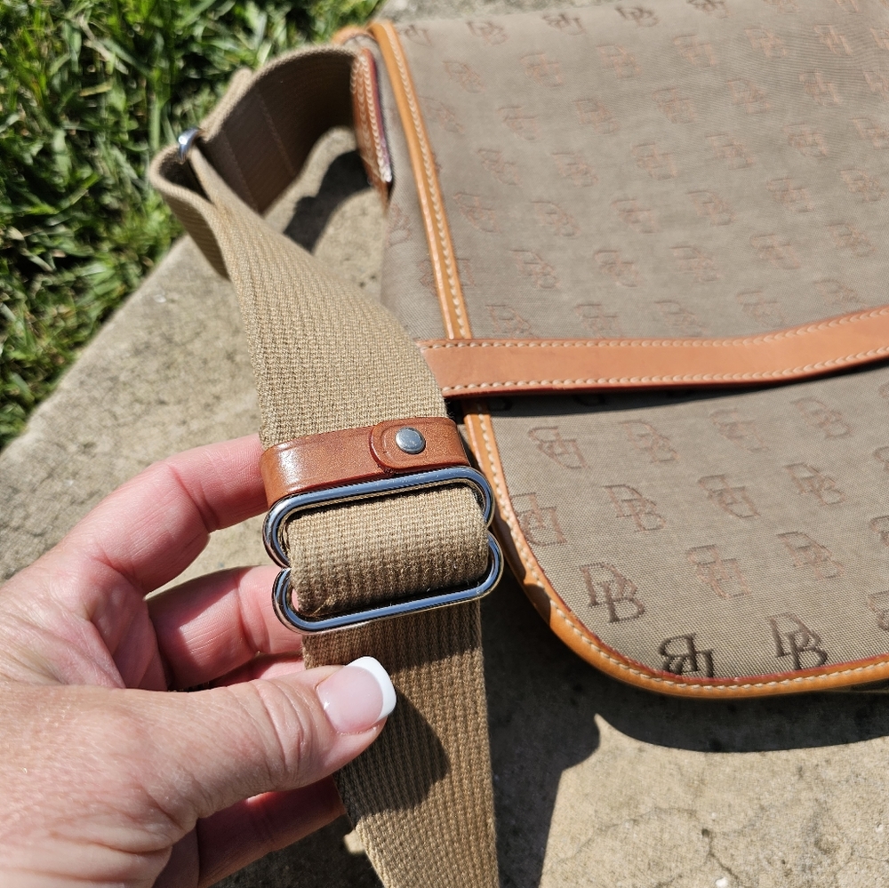 Dooney & Bourke Cabriolet Monogram tan canvas leather flap messenger crossbody - Picture 4 of 15